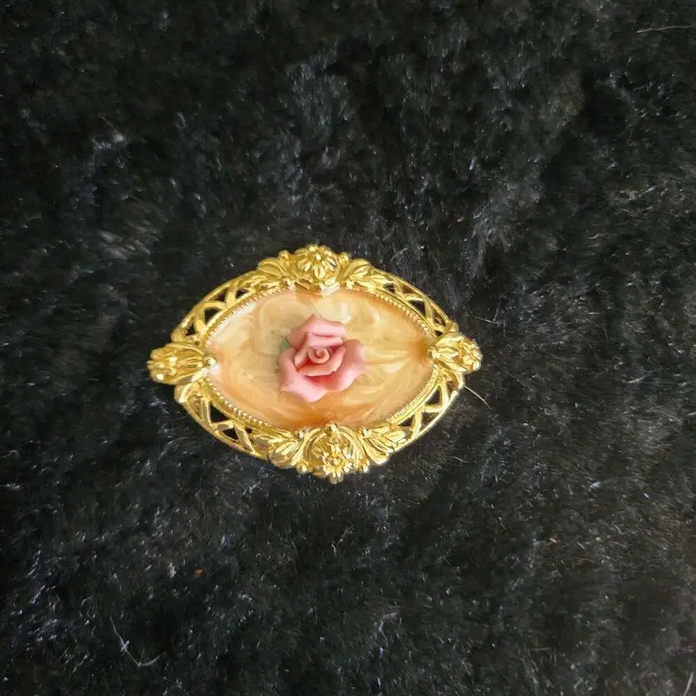 Vintage Avon Gold Tone Victoria Rose Oval Brooch Pin - ,